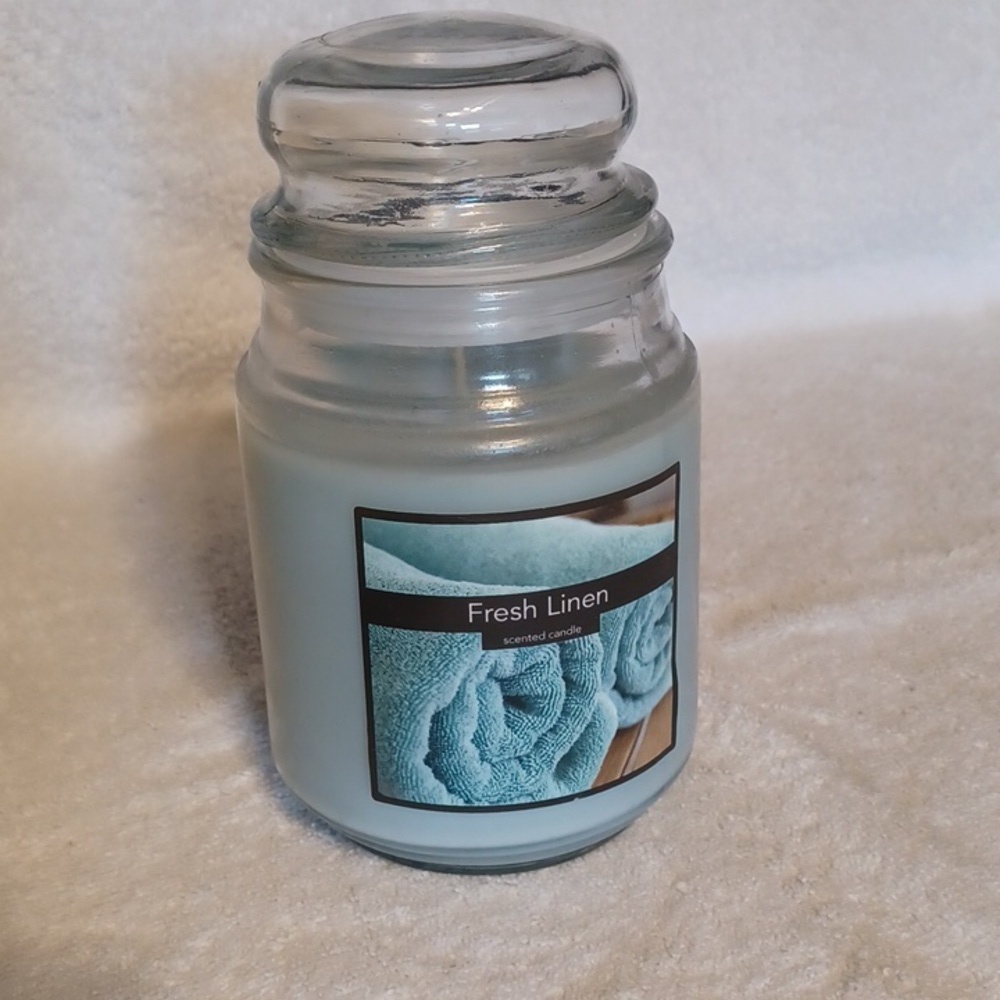 Fresh Linen scented candle 18 oz. From Old Williamsburg Candle Co.